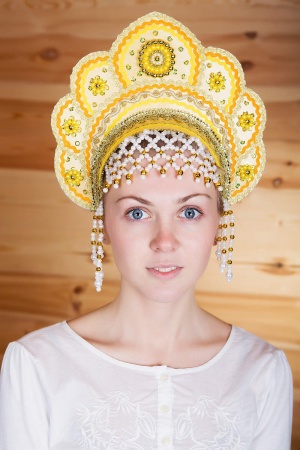 Кокошник Елена белый с золотом - интернет-магазин карнавальных костюмов ВМАСКАХ.РФ