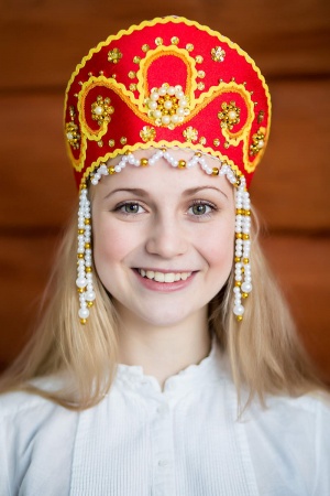 Кокошник Алина красный с золотом - интернет-магазин карнавальных костюмов ВМАСКАХ.РФ