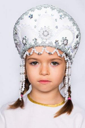 Кокошник Алина белый с серебром - интернет-магазин карнавальных костюмов ВМАСКАХ.РФ
