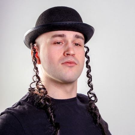 Карнавальная шляпа Еврей с чёрными локонами - интернет-магазин карнавальных костюмов ВМАСКАХ.РФ